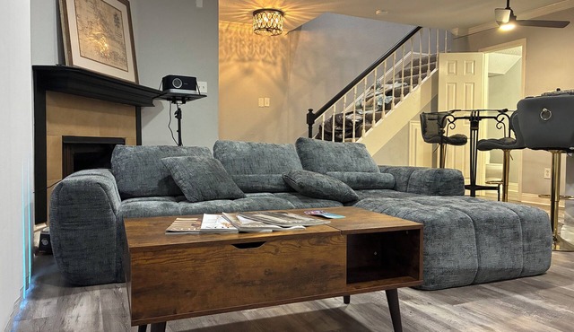 Cozy and Charming 1-bedroom condo with AC in lively Houston