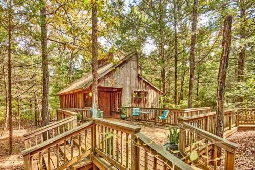 Cozy and Comfortable Kid-Friendly Cabin Rental for a Memorable Family Getaway Nestled in the Serene Forest in Ben Wheeler, Texas