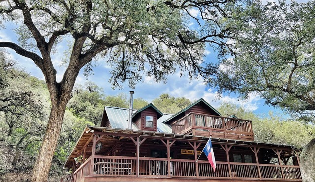 Cozy and secluded Log Cabin near the Frio River with a private pool!
