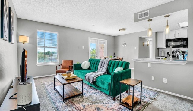 Cozy Brand New Studio · 1 Bath + Gym 604