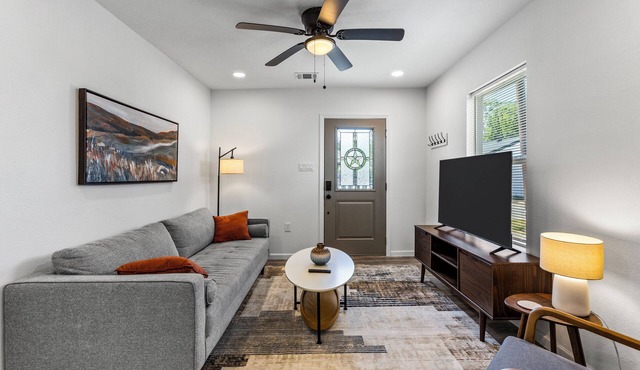 Cozy & Bright 2BR Home - 10 Min to Downtown