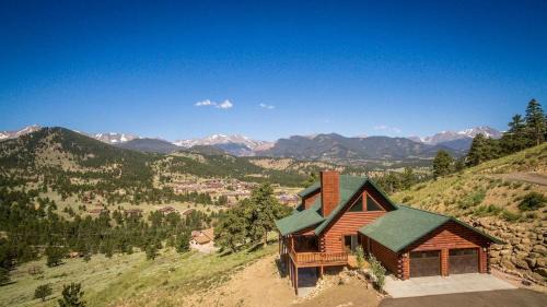 Cozy Cabin with Pool Table and Stunning Panoramic Mountain Views in Estes Park, Colorado