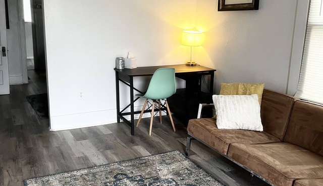 Cozy, City Center 1.2 miles Apt. Unit #1 Bottom Unit