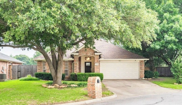 Cozy Corner Near I-20 & 360, Heart of DFW, Quiet Cul-de-Sac Stay