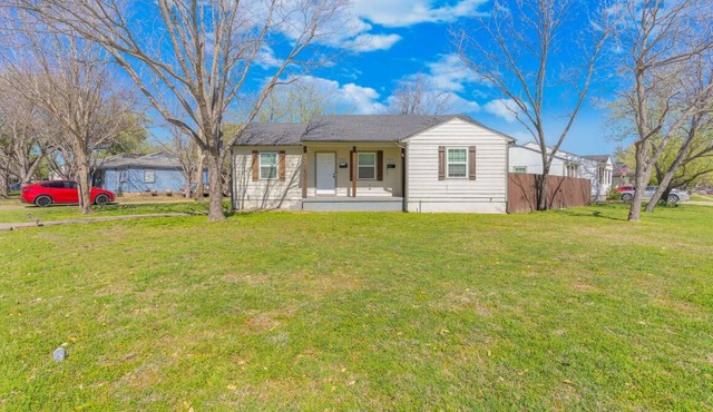 Cozy entire 1-bedroom apartment in charming Grand Prairie with yard
