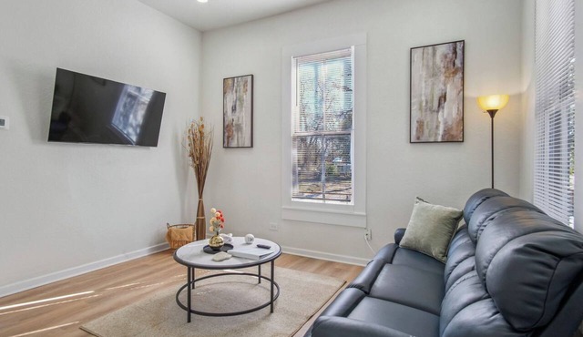 Cozy Historic Gem: 5 Mins to Downtown SA