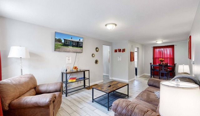 Cozy King Bed Hideaway Near Top Concerts & Sports