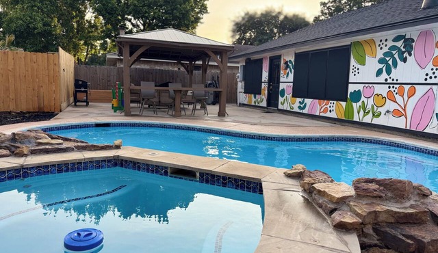 Cozy Meets Fun, Pool, Hot Tub, Instagrammable Spaces, & Close to IAH Airport