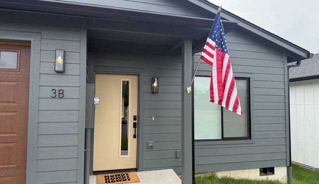 Cozy Modern 2-bedroom condo in charming Cathlamet
