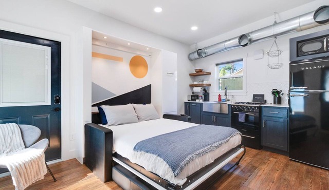 Cozy Modern Studio - Free Parking with Washer & Dryer Perfect for 1 or 2 people!