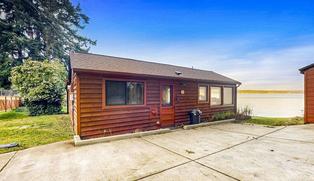 Cozy Oceanfront Cabin with Large Deck & Water Views - Close to Beach