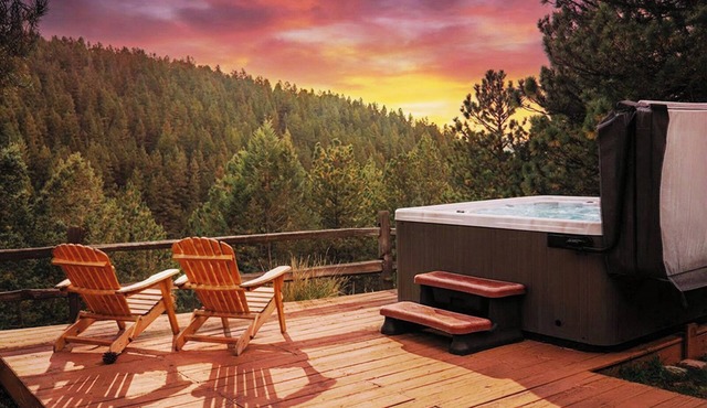 Cozy Retreat with Hot Tub Views and Treehouse
