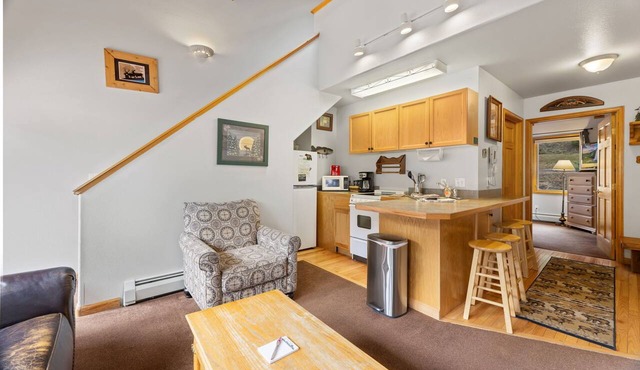 Cozy Riverfront Suite Fireplace Close to RMNP