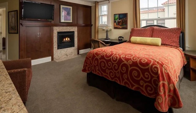 Cozy Room in Historic Hotel w/Heated Bathroom Floor & Downtown Location