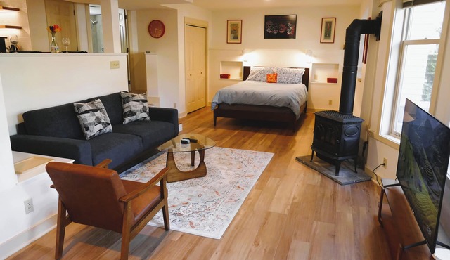 Cozy studio near peaceful Green Lake perfect for your city getaway