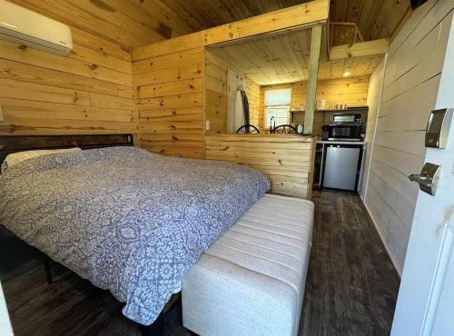 Cozy Tiny Cabin with Rustic Charm near Mineral Wells, Texas