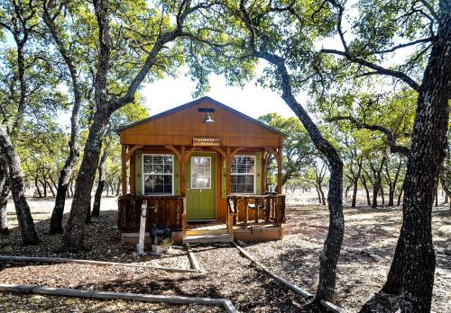 Cozy Western-Style Cabin with Dark-Sky Stargazing near Mountain Home, Texas
