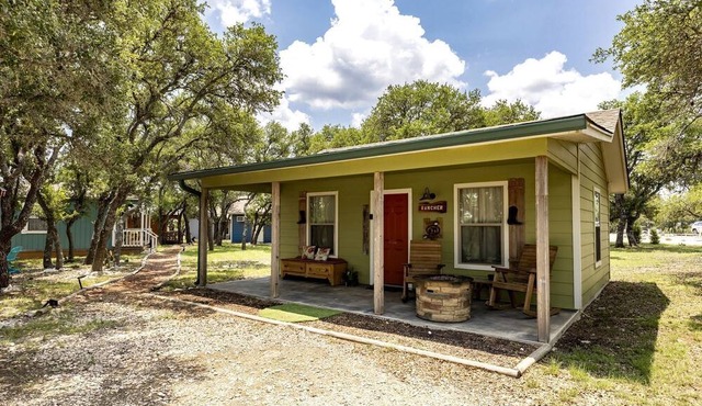 Cozy Wildlife Cabin with Private Porch and Stargazing near Mountain Home, Texas