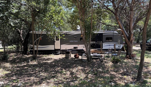 Cozy Woodland RV Retreat in Clifton Texas on Beautiful Lake Whitney!