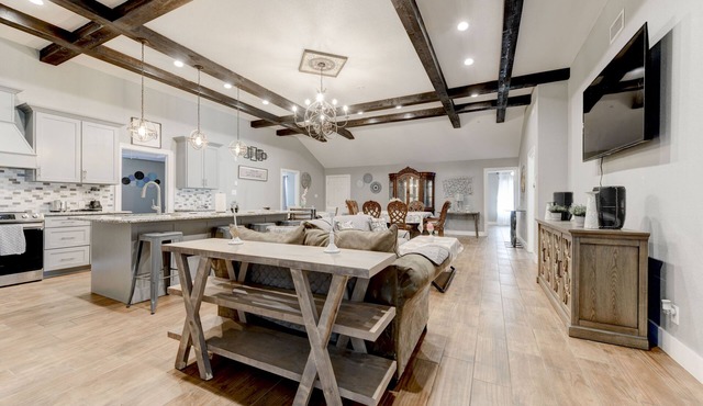 Custom rustic 7 bedrm 3 bath sleeps 16