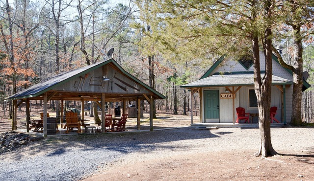 Cute cabin located in the shady mountains. 1 mile from south Wolf Pen trailhead.
