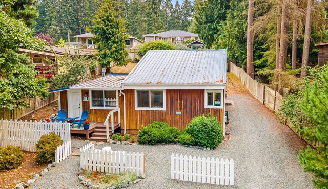 Cute, light-filled getaway with a furnished patio - walk to the water