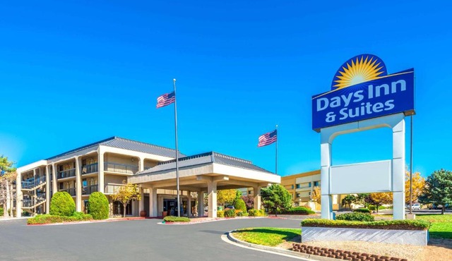Days Inn & Suites by Wyndham Albuquerque North