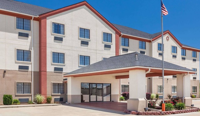 Days Inn & Suites by Wyndham McAlester