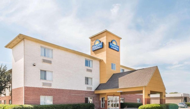 Days Inn & Suites by Wyndham Dallas