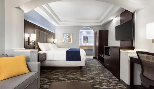 Days Inn & Suites by Wyndham Houston Hobby Airport