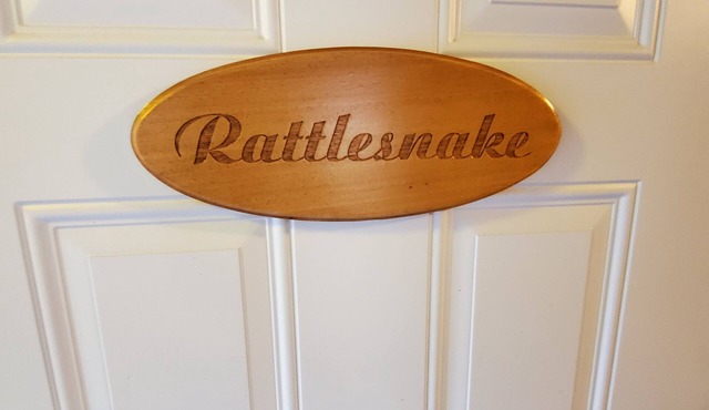 Deschutes Motel - Rattlesnake - King Suite w/1 King Bed