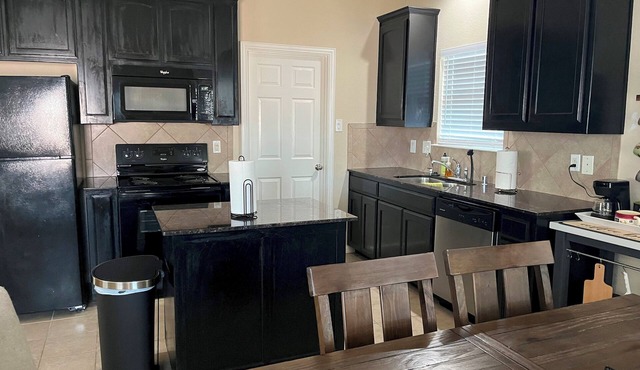 DFW - Room B - One Bedroom Apartment, Sleeps 1