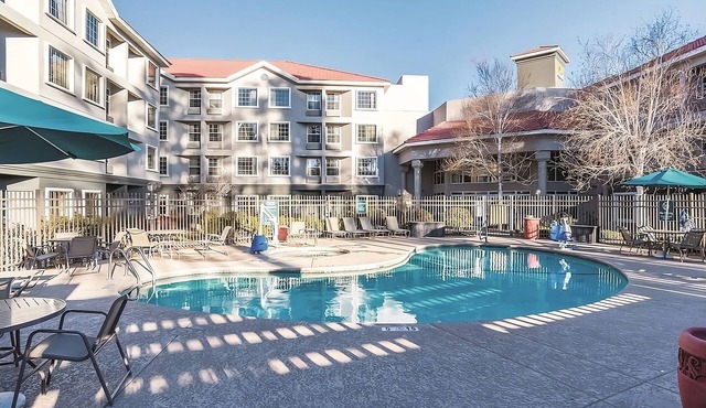 Dive Into Your Dream Vacation! Outdoor Pool, Free Parking, Free Breakfast