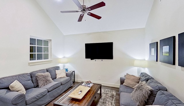 Dog-friendly aparthotel with pool & firepit access, screened-in porch, & AC