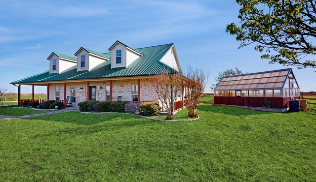 Dog-friendly countryside home with firepit, wraparound porch, & prime stargazing in Celeste