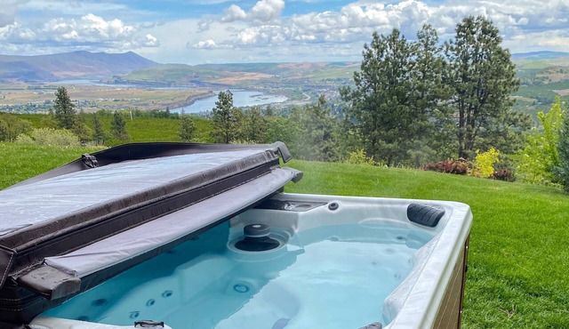 Dog-friendly hilltop estate with fireplace & incredible Columbia River view