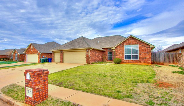 Dog-friendly home near Oklahoma City with enclosed backyard, office, fireplace