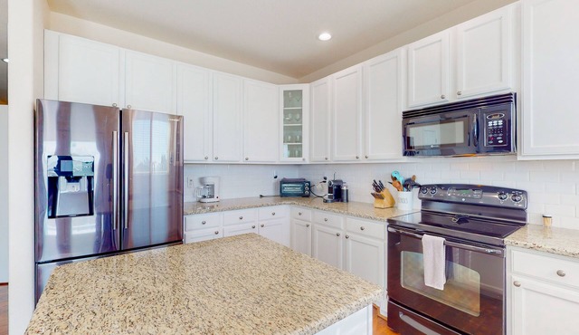 Dog-friendly home with hot tub, enclosed yard, fireplace, washer/dryer, & AC