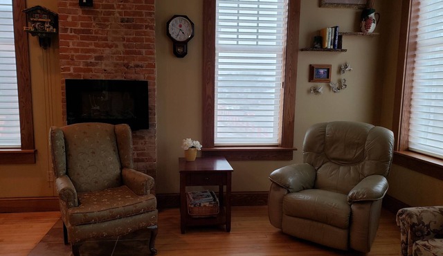 Downtown Chatfield-Lovely 2nd Fl Loft, 2 Bdrm/1 bath, w/Private Deck & Hot Tub