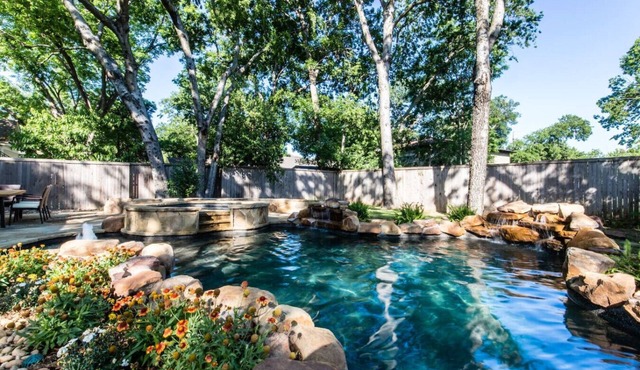 Downtown Estate Heated Pool and Spa Sleeps 18