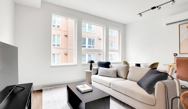 Dreamy Bellevue 1BR w/Gym & Roof Lounge, easy commute, by Blueground