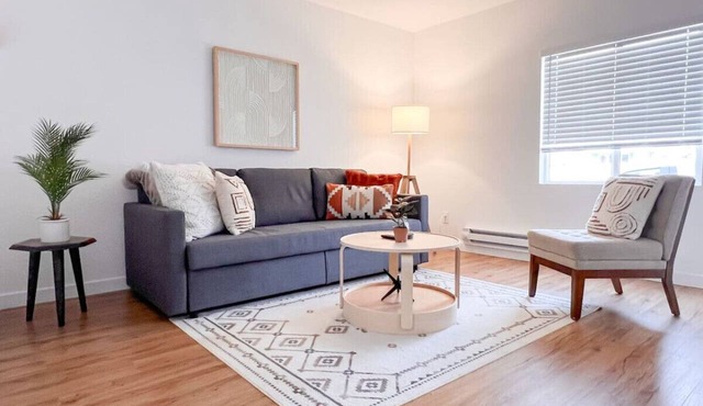 Easy Self Check In 2BD1BA Renovated Hidden Gem