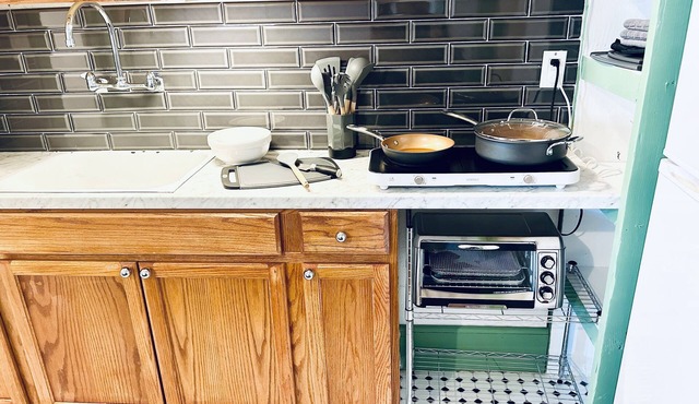 El Sol, Charming Historic Apartment with Modern Updates in Downtown Farmington