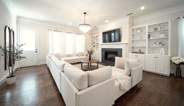 ELEGANT Luxury Home @ Heights | 4 BR 4 B