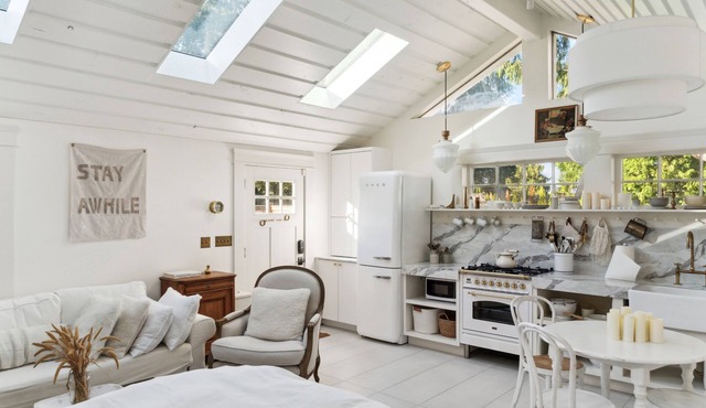 Elegant & Romantic Farmhouse - Sunlight!