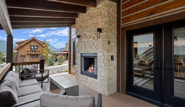 Elk Haven! Private Jacuzzi, Indoor/Outdoor Fireplace, Two Large Patios