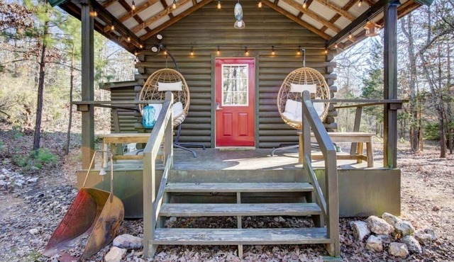 Enchanting Crystal Cabin near Lake Ouachita