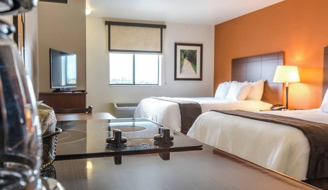 Enjoy 2 Twin Units w/2 Queen Beds Each – Minutes to Omaha Zoo, Parks & Dining