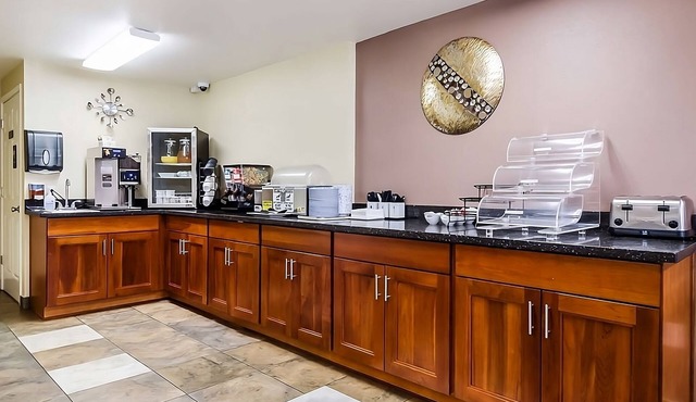 Enjoy Free Breakfast! Also Comes w/Free Parking, Pet-friendly Property!