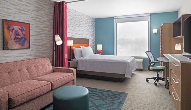 Enjoy Prime Comfort in Spacious Room Near Attractions | Pets Allowed